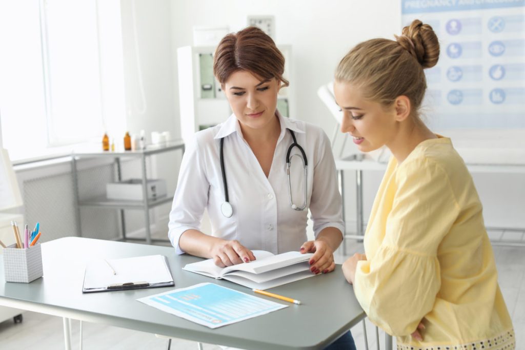 Patient having appointment with doctor in hospital безопасная гистероскопия с РДВ